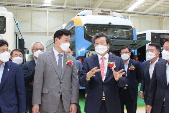 강영권(앞줄 오른쪽) 에디슨모터스 회장과 송영길(앞줄 왼쪽) 더불어민주당 대표가 19일 에디슨모터스 군산공장을 시찰하고 있다. 에디슨모터스 제공